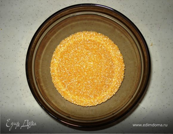 Кукурузную крупу промыть и залить холодной водой на 2 часа (можно на ночь). Замачивание крупы значительно сокращает время приготовления каши. 