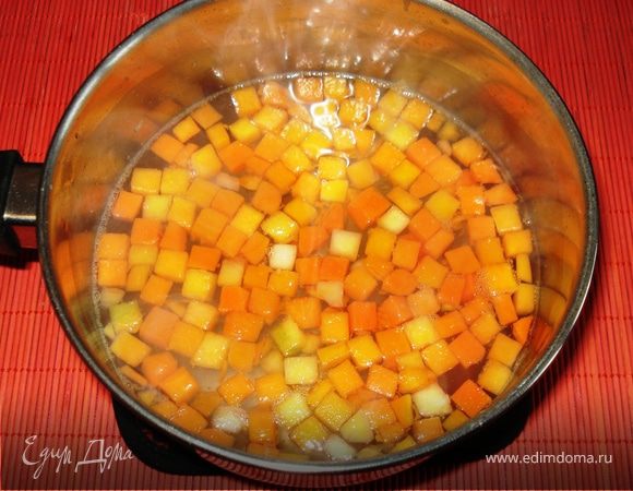 В слегка подсоленой воде 5 минут варить кусочки тыквы (свежая или мороженная). Добавить сахар по вкусу. 
