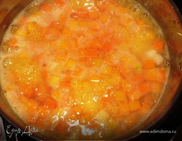 Добавить в кастрюльку подготовленную кукурузную крупу и варить периодически помешивая 5-7 минут.