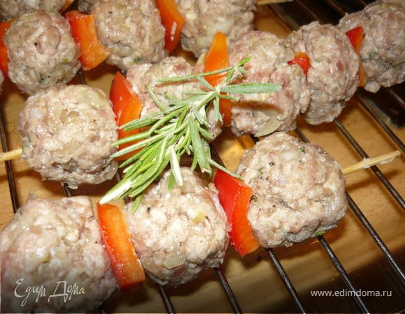Из получившегося фарша сформировать небольшие шарики - размером чуть больше грецкого ореха. Сладкий перец нарезать на небольшие квадратики. Нанизать их на шпажки поочередно с кусочками сладкого перца, сбрызнуть оливковым маслом (я воспользовалась пульверизатором, можно смазать кисточкой).
