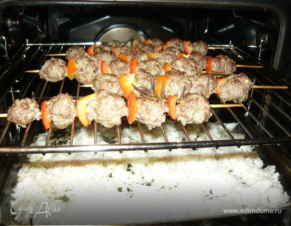 Выпекать в духовке под грилем 5 минут, перевернуть, еще 5 минут. 
Я воспользовалась преимуществом городской квартиры перед мангалом на природе и в противне, куда капал жир с бараньих шариков, прогрела рис на гарнир в течение еще 5 минут на режиме конвекция. Получилось изумительно ароматно. 