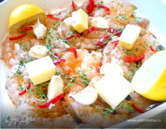 Креветки уложить в форму, посыпасть тимьяном, кайенским и черным перцем, солью,  корицей и чили. Залить лимонным соком. Выжитый лимон тоже положить в форму с кревтками. Зубчики чеснока, не чистить, но раздавить плоской стороной ножа и добавить к креветкам. Положить на креветки немного сливочного масла. Запекать в горячем гриле 8 минут. Достать из лимона выжить сок - вкус лимона после гриля чуть отличается от свежего и придаст дополнительный оттенок. Подавать сразу же!
