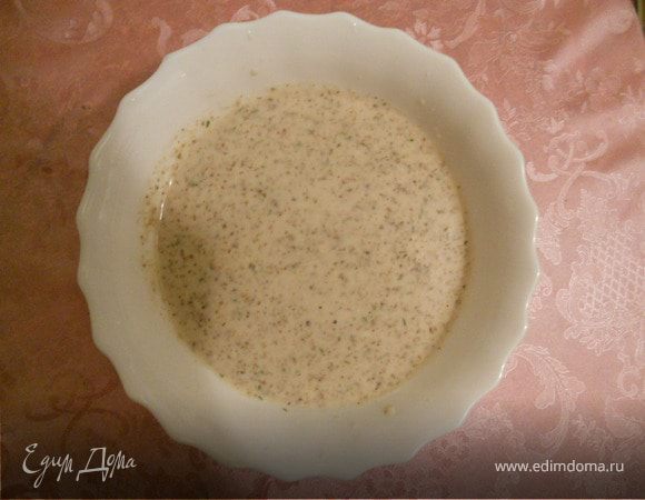 Фундук,чеснок и лук пропустить через мясорубку. Добавить остальные ингридиенты. Воду начинать вливать понемного. Когда смесь хорошо схватится с водой, можно уже долить всю воду и хорошо перемешать. Я отдельно потушила тилапию со специями и полила сациви. 