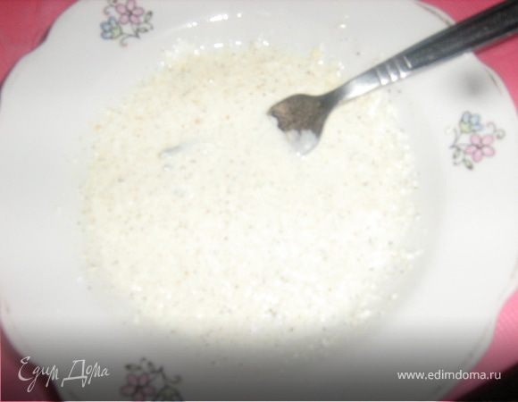 Готовим соус: разминаем вилкой творог, добавляем йогурт и специи по вкусу, поливаем наш салат. Приятного аппетита.