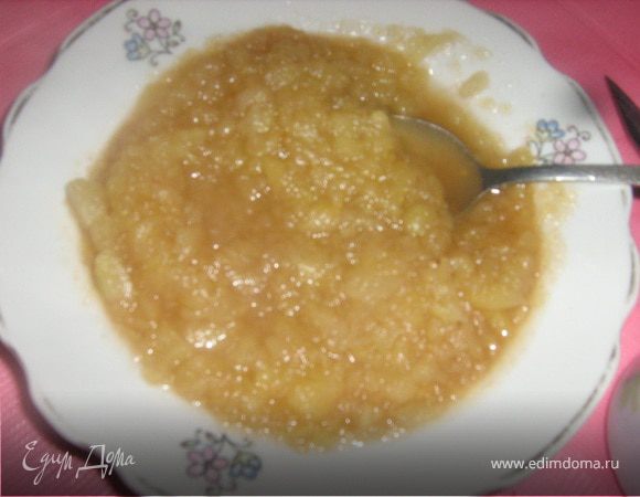 Готовим начинку. Яблоки моем, чистим, очень  мелко рубим. Смешиваем с сахаром. И припускаем на маленьком огне, можно добавить 1 столовую ложку кипяченой воды. Ставим остывать, добавляем корицу и перемешиваем.