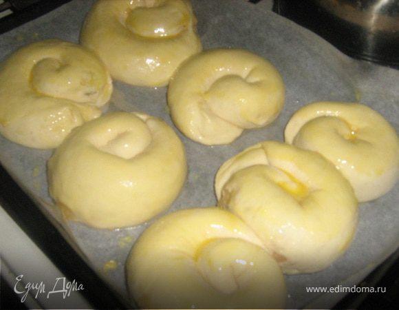 Тесто делим на шары. Я разделила на 7 булок (достаточно больших). Каждый шар раскатываем очень тонко, намазываем начинкой, сворачиваем трубочкой, концы слепить, скручиваем улиткой. Пергамент пропитываем маслом, укладываем булочки. Оставляем на 15 минут, смазываем желтком. Дальше в духовку на средний огонь, 20-30 минут, в зависимости от размера. Приятного аппетита!!!
