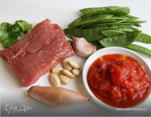 Обжариваем миндаль, до золотистого цвета и измельчаем его.