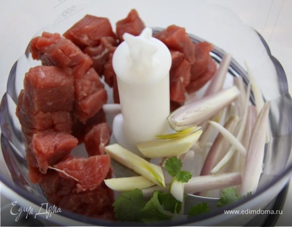 Режем мясо, лук, чеснок, зелень и отправляем в кухонный комбайн или в мясорубку.