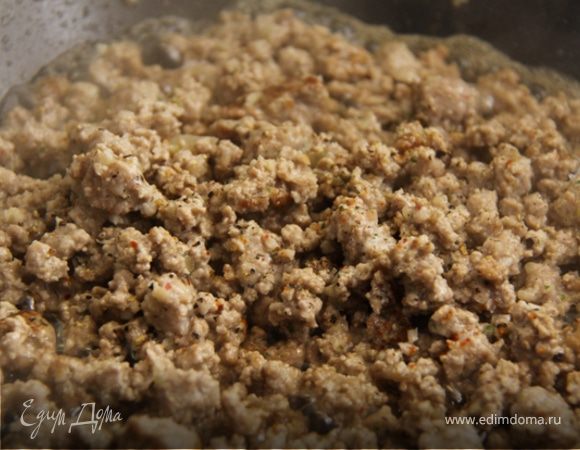 Очень хорошо разогреваем вок или сковородку, добавляем оливковое масло и обжариваем мясо, хорошо разбивая комки на мелкие кусочки. Я предпочитаю обжаривать фарш в вок, потому что в вок мясо очень быстро обжаривается и не теряет свой сок. Мясо получается очень сочным.