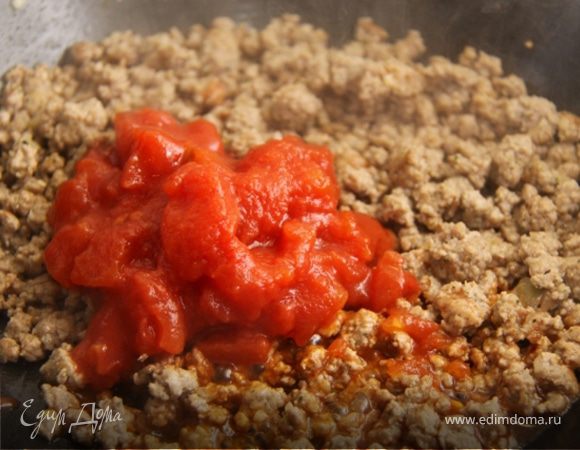 Обжариваем около 30-60 секунд и добавляем соль, перец, пили-пили, томатную пассату, тушим 30 секунд.