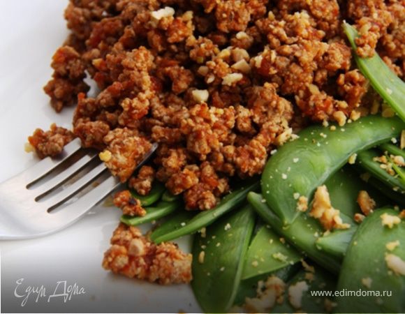 Выкладываем на тарелку стручки гороха, выкладываем мясо и все посыпаем молотым обжаренным миндалём!