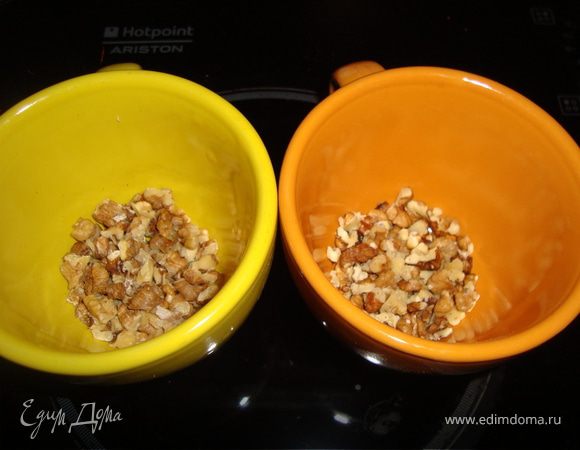 Измельчаем грецкие орехи и насыпаем в чашку.