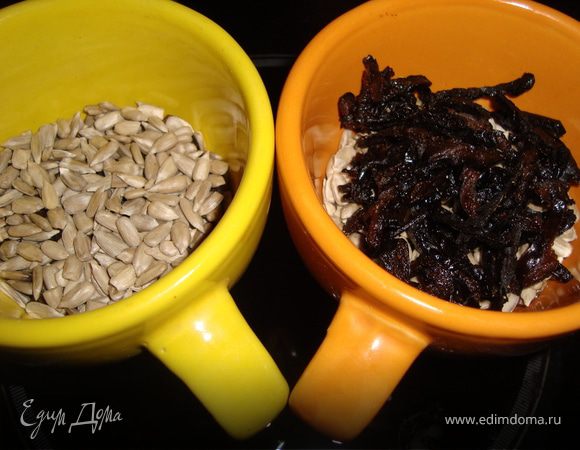Мелко нарезаем чернослив и отправляем в чашку.