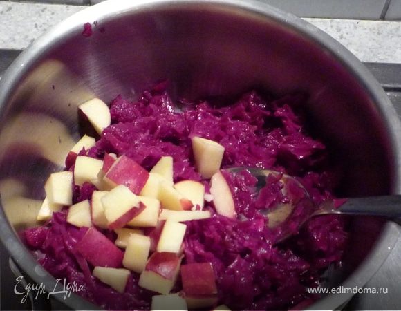 В небольшую кастрюлю выложить тушеную краснокочанную капусту, добавить бальзамический уксус, вино, яблоки и вскипятить.