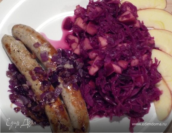 Выложить на тарелку капусту, колбаску и лук. Также можно дополнительно подать жареный картофель. Приятного аппетита!
