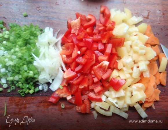 Нарезать небольшими кусочками перцы, нашинковать лук и сельдерей, морковь нарезать кружочками.
