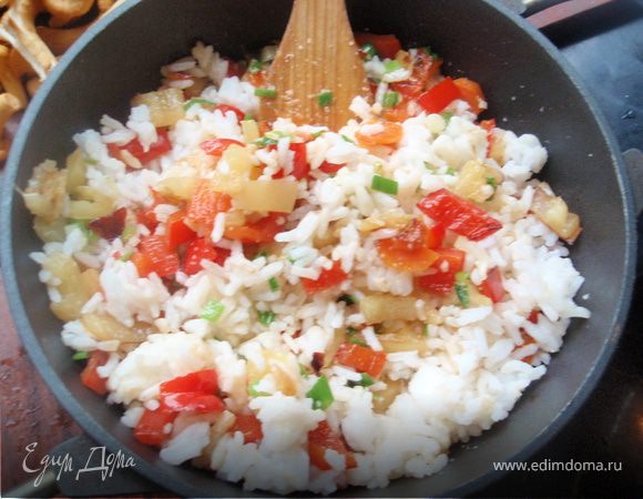 Добавить к овощам рис, влить соевого соуса, немного табаско и приправить. 