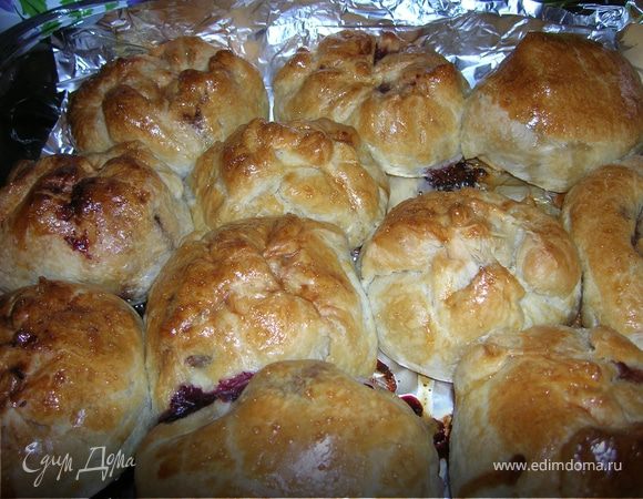 Сделать конвертики, защипнуть края. Смазать взбитым яйцом. И в духовку, разогретую до 190-200 градусов на 10-15 минут. 