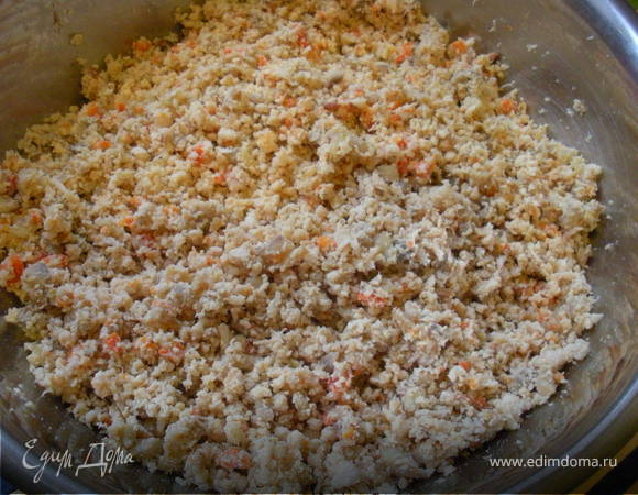 Пассируем лук с морковкой,добавляем шампиньоны.Отдельно жарим до полу-готовности мясо.Пропускаем это все через мясорубку. В готовый фарш добавляем 1 яичко,немного солим и перчим.Хорошенько перемешать.