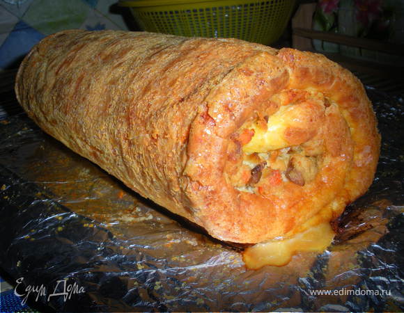 Корж-основа наш готов.Дайте ему немного остыть,затем сверху на корж выкладываем нашу начинку.Завернуть в рулет,и снова выпекать в нашей горячей духовке 20-30мин(до образования золотистой корочки).