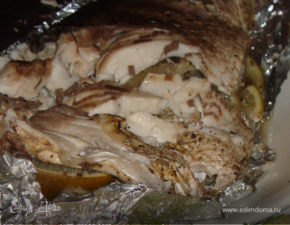 Чистим белого амура, далее натираем тушку морской солью, свежемолотым перцем, розмарином. Фаршируем дольками одного лайма. Выкладываем рыбу на фольгу, после чего поливаем соком второго лайма. Заворачиваем и готовим на гриле 30 минут.