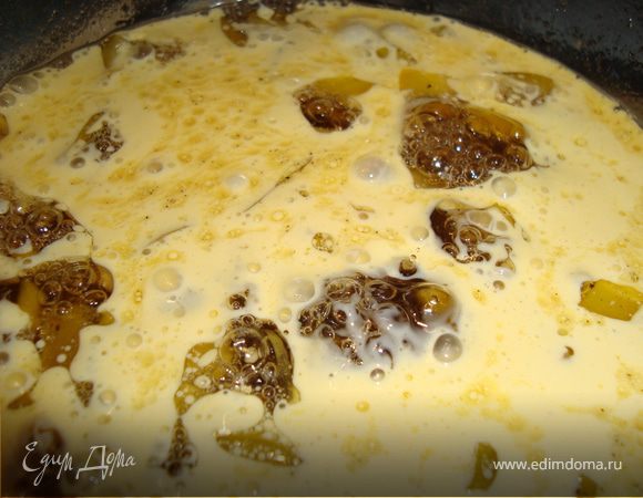 Для приготовления соуса вино выливаем в сотейник, ставим на огонь, добавляем сахар и выпариваем до половины. Затем добавляем сливочное масло, морскую соль и кусочки мелконарезанного сладкого перца. Хорошо перемешиваем для загустения соуса.