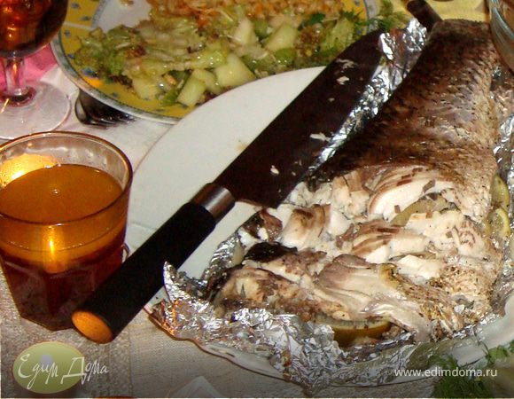 При подаче рыбу поливаем сладким винным соусом.