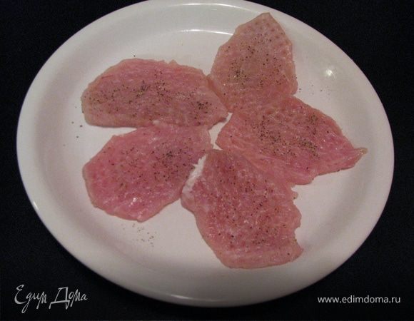 Свинину нарезать поперёк волокон на медальоны, толщиной- 1см. Отбить, посолить, поперчить,поджаривать с обеих сторон.