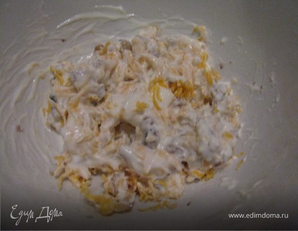 Помидор нарезать кольцами. Для сырно-ореховой корочки - сыр+орехи+сметана.
На каждый медальон выкладываем  кольцо помидора,а сверху ореховую начинку. В духовку на 5-7мин,t-190.