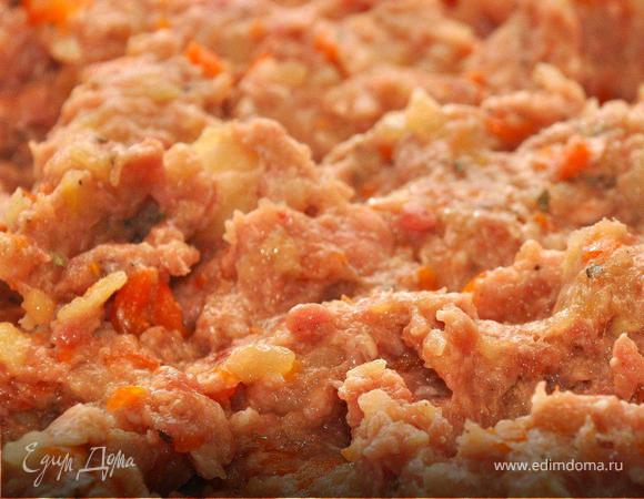 Готовим фарш из мякоти свинины и говядины, причем свинину лучше взять с небольшой прослойкой сала или добавить его, если у вас постный кусок. Мясо пропускаем через мясорубку 2-3 раза, в конце пропускаем репчатый лук. Картофель и морковь натираем на терке и отправляем в фарш. Добавляем два куриных яйца, соль, перец черный и красный, сухой базилик и выдавливаем через пресс зубчики чеснока. Тщательно перемешиваем наш фарш до однородного состояния. Отправляем его в холодильник на 1 час.