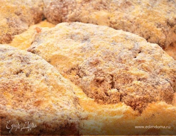 Если вы решили сделать котлеты на пару, то слепите из фарша котлеты произвольной формы и приготовьте в пароварке или как я, положите в дуршлаг поставьте его на кипящую воду и накройте крышкой. Переверните котлеты в процессе приготовления несколько раз. В данном случае я котлеты пожарил. Для этого подготовленные котлеты обвалять в смеси из муки и поленты (или кукурузной муки) и обжарить на среднем огне на растительном или оливковом масле до образования хрустящей корочки.