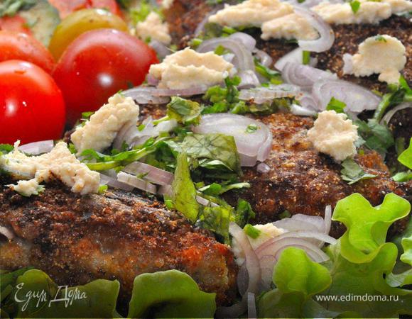 Я не использую панировочные сухари или хлебные крошки т.к. на мой взгляд, такая панировка впитывает слишком много масла при жарке, а нам нужна лишь плотная хрустящая корочка и рассыпчатое сочное мясо внутри. Готовые котлеты выложить на салатные листья и посыпать рубленым луком шалот, зеленью кинзы и столовым хреном. Украсить блюдо ломтиками свежих огурцов и помидор, сдобренных солью перцем и оливковым маслом. Приятного аппетита!