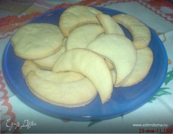 "Отщипываем" кусочки теста,катаем колбаски и лепим бублики(хотя,если к процессу присоединятся дети,можно налепить всё,что угодно...
Или,как обычное печенье-крекер.
Для сладких,можно обмакивать в коричн.сахар с молотым анисом или в смесь(анис,соль крупная,чуть-чуть).