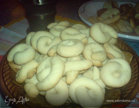 Выпекаем в разогретой духовке~180-в среднем 20-25мин.(до золотистого,слегка)вида.
Сверху можно присыпать молотым анисом с сахарной пудрой.(для сладких)