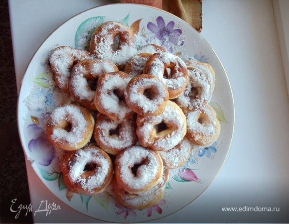 Молоко немного подогреть (чтобы оно было чуть теплое), растворить в нем дрожжи.Добавить 500 г муки, хорошо размешать.Поставить в теплое место. Накрыть полотенцем.Я наливаю в миску теплую воду, в нее ставлю емкость с тестом.Опара должна увеличиться вдвое (на это потребуется около 30 минут).В подошедшую опару добавить сахар, перемешать.Следом добавить размягченное масло, перемешать.Добавить яйца, перемешать.
Добавить оставшуюся муку (муки может понадобиться чуть больше или меньше, это зависит от качества муки), замесить тесто. Тесто необходимо хорошо вымесить, оно не должно быть крутым и не должно прилипать к рукам.Снова поставить тесто в теплое место. Дать тесту хорошо подняться (на это потребуется 50-60 минут).

Когда тесто подойдет сделать из них кружочки для пончиков, и дать им еще подойти минут 15-20 в теплом месте, и обжариваем в масле я наливаю масло так чтобы пончики скрывало ровно на половину, сразу посыпать сахарной пудрой и кокосовой стружкой.

Приятного аппетита!!! 