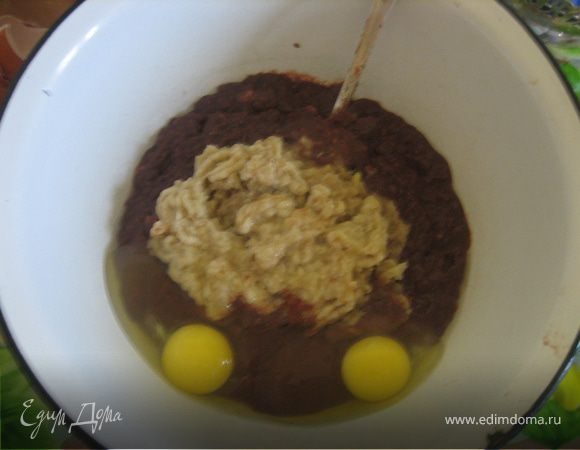 Добавить яйца, соль, перец и хорошо перемешать.