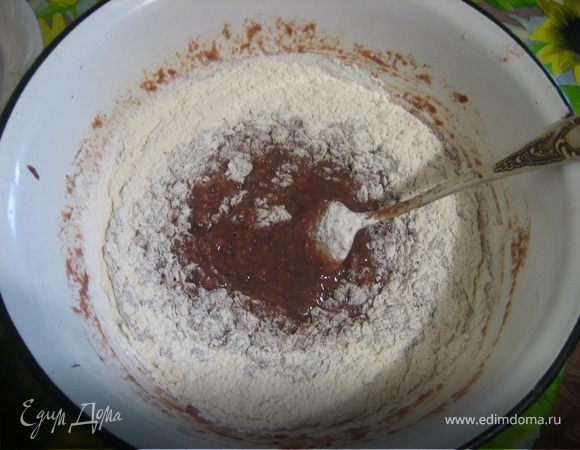 Добавить муку и ещё раз хорошо перемешать.