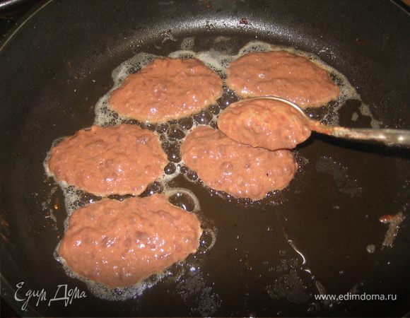 Накладывая ложкой жарить на хорошо разогретой сковороде,  в небольшом количестве растительного масла до золотистого цвета.