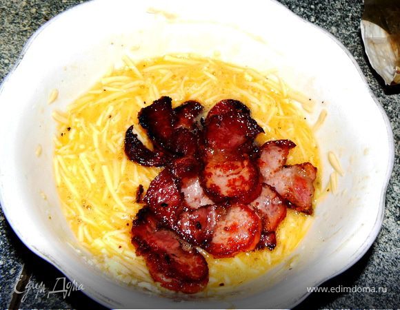 Смешать желтки с сыром, солью и перцем. Добавить обжаренный бекон.
Пасту отварить в подсоленной воде затем добавить в смесь желтков,сыра и бекона. 
Все тщательно перемешать. Перед подачей можно сверху посыпать оставшимся сыром.
Приятного аппетита!!!