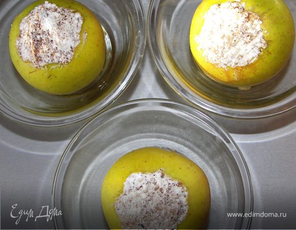 Можно сделать массу вариантов этого десерта.Например такой:Берём яблоки голд(лучше отечественные) начиняем творогом с коричневым сахаром,корицей и натуральным ванильным сахаром.Выкладываем в термоустойчивые мисочки,на дно наливаем по 2ст.л коньяка.