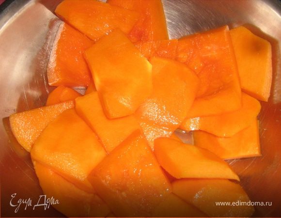 Тыкву нарезать тонкими пластинками ,  посолить, оставить, чтобы вышла жидкость.
