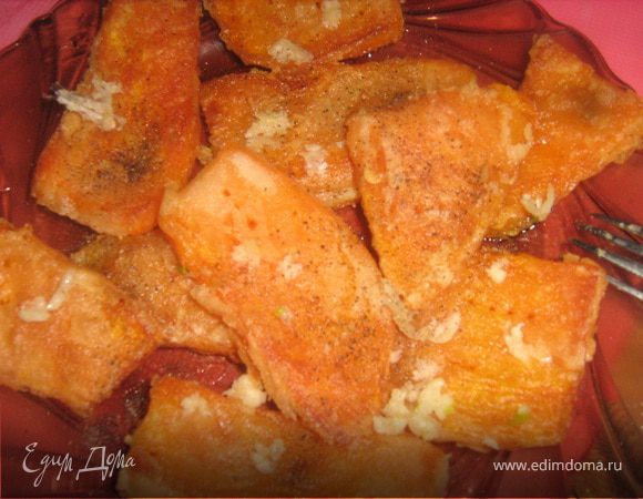 Просеять муку. Масло разогреть на сковороде. Тыкву обмакнуть в муку и жарить до золотистого цвета с обеих сторон на среднем огне. Выложить на тарелку, посыпать перцем и чесноком,пропущенным через пресс.