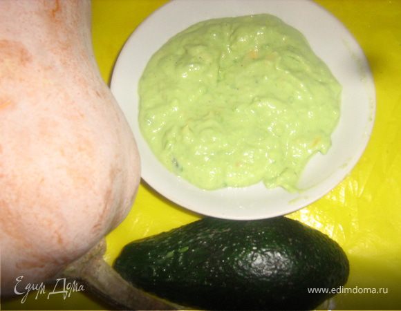 Готовим соус. Авокадо, сливки и специи взбить блендером до однородной массы.
Полить соусом тыквенные шницели. Приятного аппетита!