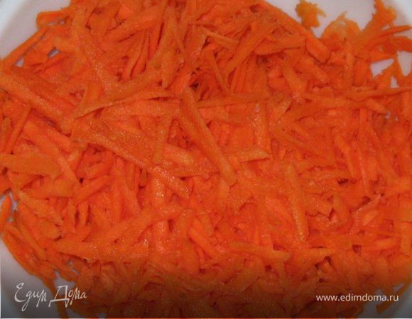 Разогрейте духовку до 170°C. Натрите на крупной терке морковь. Нарежьте орехи. Просейте в миску муку, добавьте соду, корицу, соль.