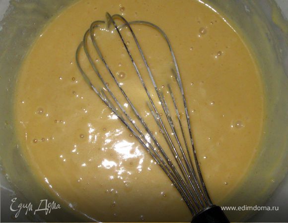 В отдельной миске смешайте миксером или венчиком яйца, сахар, растительное масло, сметану, мед и ваниль.