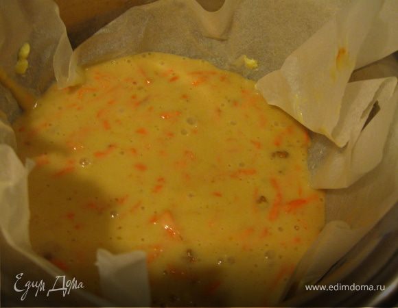 Форму выстелите пергаментом и смажьте маслом. Я пробовала печь в разных формах. Лучше всего получается в толстостенной керамической форме. У меня размером 18 на 9 см. Круглая — диаметром 16 см. Высота теста получается около 3 см. Готовый пирог увеличивается в высоту в 2 раза. Переложите тесто в форму.