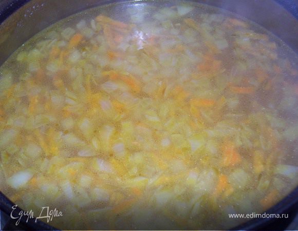 Вливаем кипяченую воду или овощной бульон. Добавляем три столовые ложки промытого риса. 