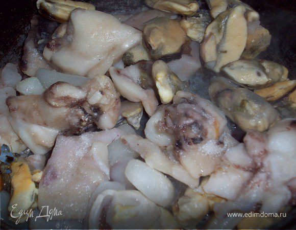 В это время в сковороде с небольшим количеством оливкового масла оттаиваем морепродукты.