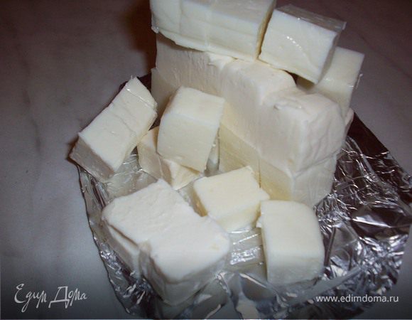 Варим  рис почти до готовности, добавляем морепродукты (у меня морской коктейль) . Даем закипеть. Вводим нарезанные  на мелкие кусочки два плавленных сырка.