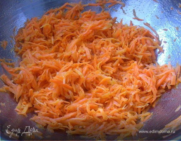 Для этого рецепта можно морковку по-корейски и купить,но я сделала ее сама.0,5кг морковки очистить,натереть на крупной терке(если есть специальная терка для овощей по-корейски-трем на ней).Отжимаем сок из морковки,добавляем 2ст.л уксуса(9%),3-4ст.л под.масла,3-4 зуб.чеснока(подавить на давилке для чеснока),1,5ст.л сахара,соль по вкусу,меленый лавр.лист и черн.перец.Все хорошенько перемешать.